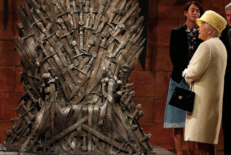 Rainha Elizabeth II recusou oferta para sentar no Trono de Ferro de Game of Thrones