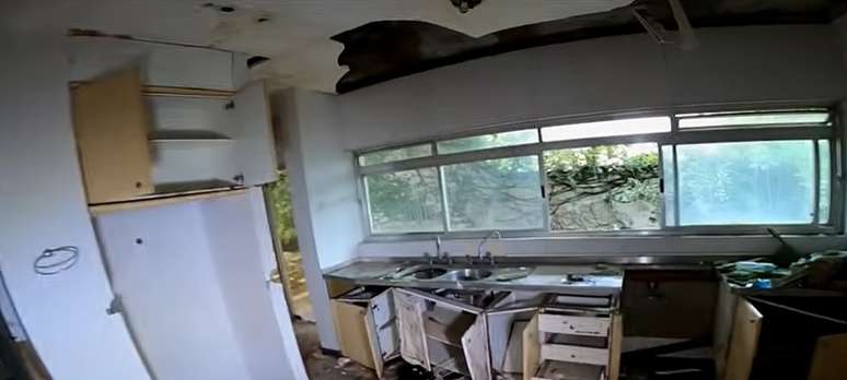 A cozinha da mansão é um dos cômodos mais destruídos pelo abandono