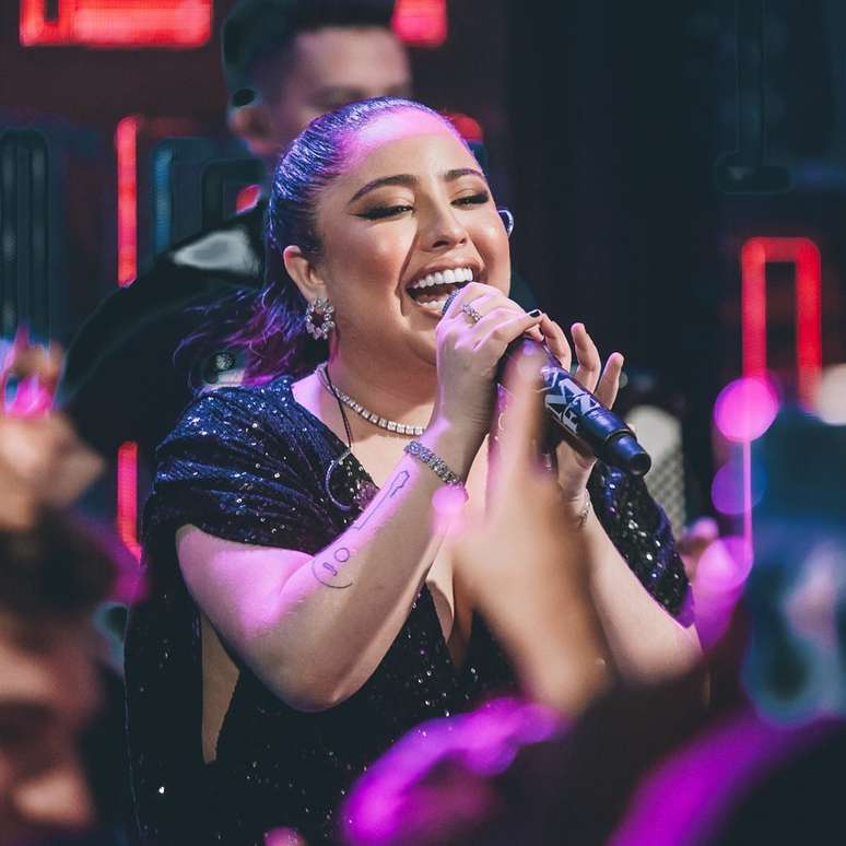 Mari Fernandez, cantora e compositora