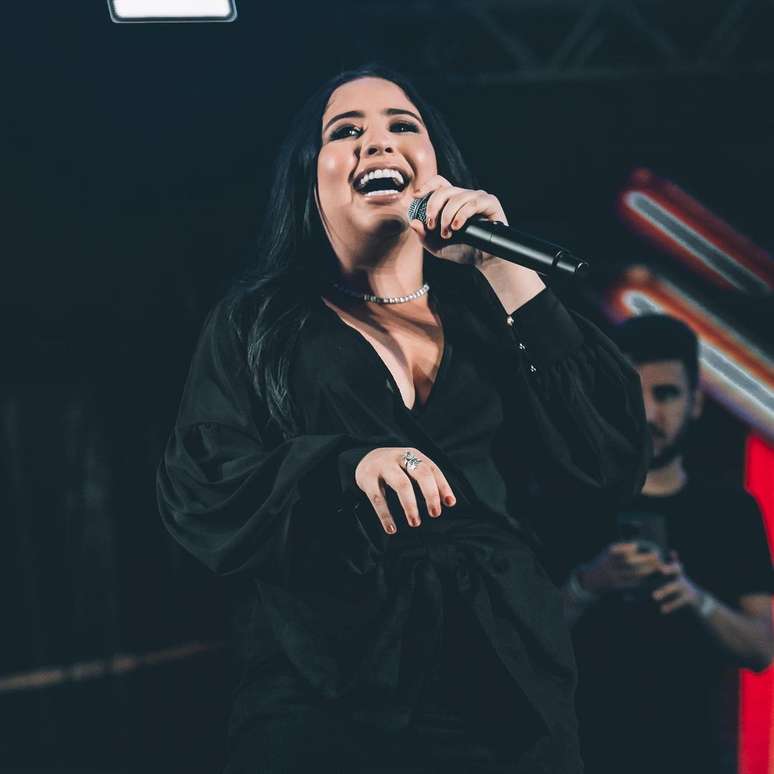 Mari Fernandez, cantora e compositora