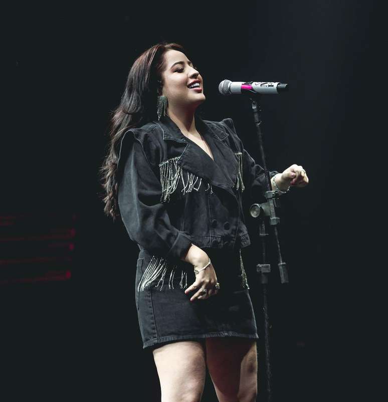 Mari Fernandez, cantora e compositora