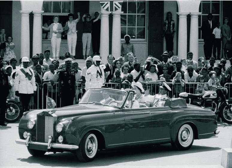 Elizabeth II e o Príncipe Philip, desfilando em Nassau, nas Bahamas, em 1966.