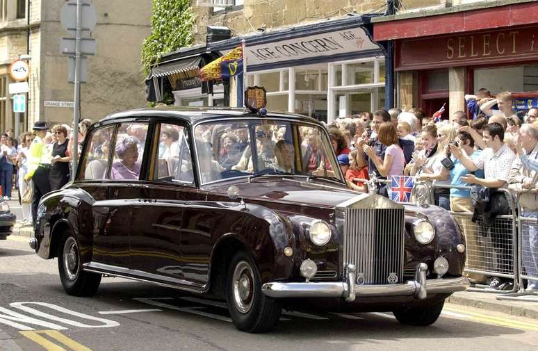 Elizabeth II a bordo de um Rolls-Royce Phantom VI State Limousine.