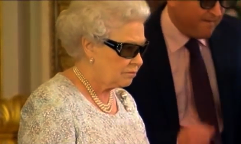 Rainha Elizabeth usa óculos 3D em captura de vídeo de 2012