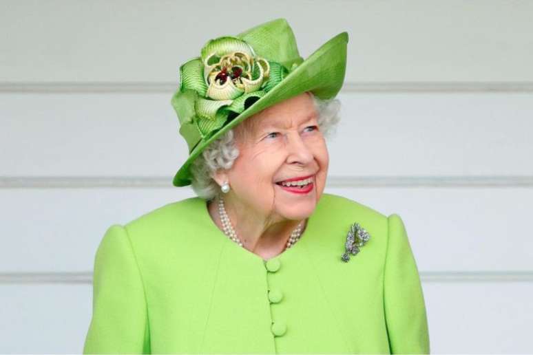 Elizabeth II preferiu se manter ativa até o fim de seu reinado em vez de abdicar do trono em favor do primogênito, o príncipe Charles, agora Rei Charles III.