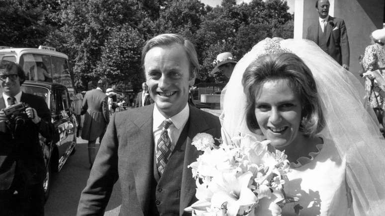 Depois de anos de um relacionamento intermitente, Camilla se casou com Andrew Parker Bowles em 1973