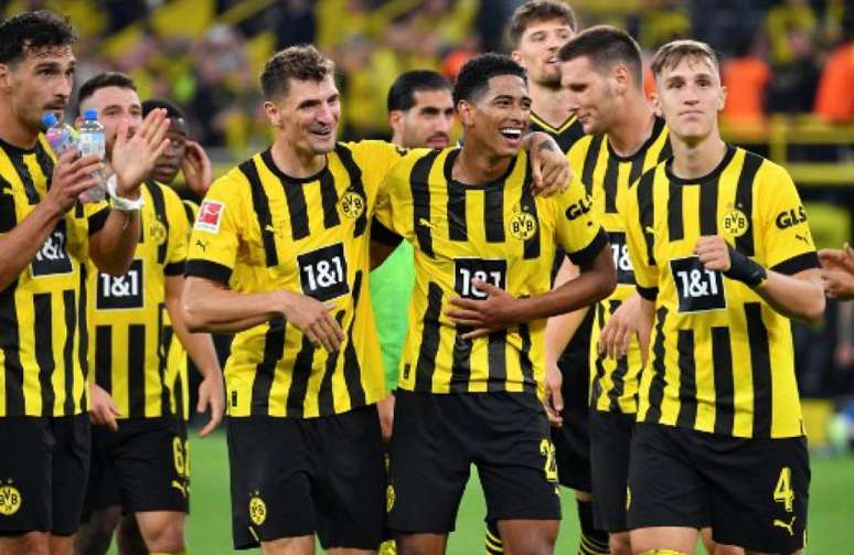 Borussia Dortmund entra em campo na manhã deste sábado (Foto: UWE KRAFT / AFP)