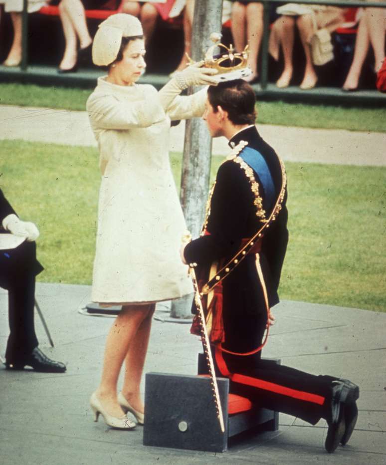 Rainha Elizabeth coroando Charles como Pr&iacute;ncipe de Wales, em 1969