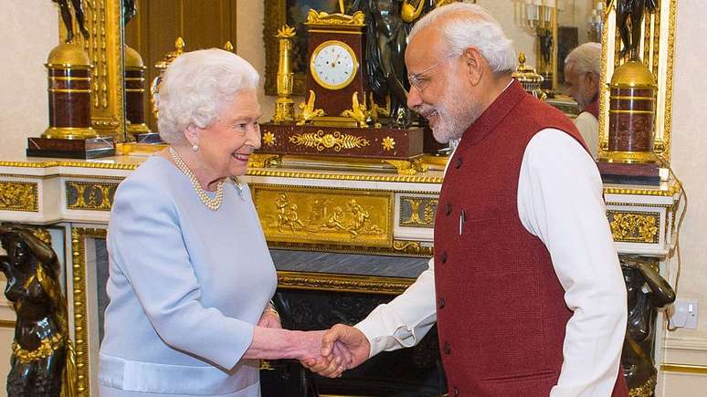 A rainha Elizabeth 2ª e o premiê indiano Narendra Modi no Palácio de Buckingham em 2015