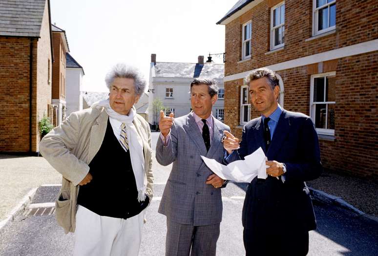 Charles, conhecido por suas opini&otilde;es p&uacute;blicas sobre arquitetura, em seu desenvolvimento na vila de Poundbury, Dorset 1999
