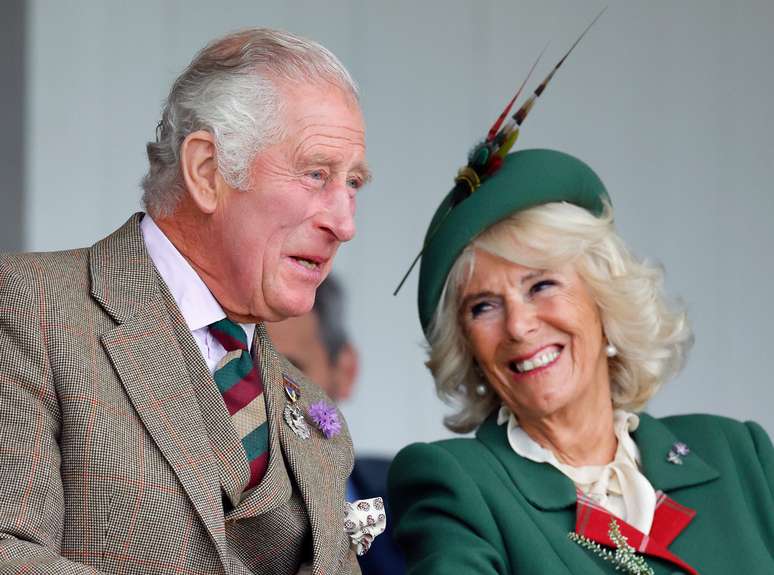 Charles e Camilla rindo durante o Braemar Highland Gathering em 3 de setembro de 2022