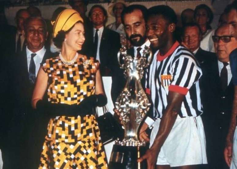 Pel&eacute; ao lado da rainha Elizabeth II em 1968