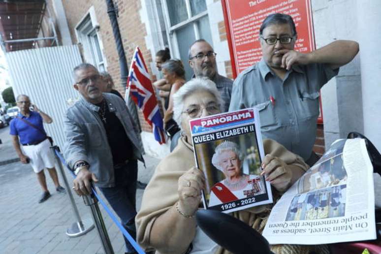 Pessoas aguardando em uma fila para assinar um livro de condol&ecirc;ncias pela morte da rainha