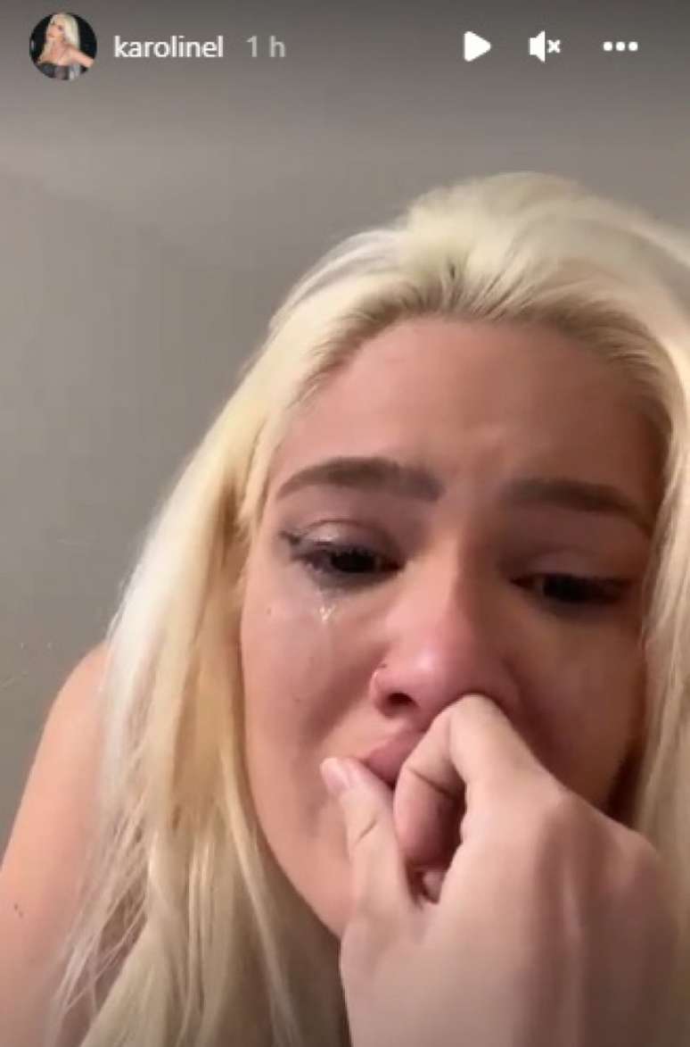 Karoline Lima chorou em vídeo postado nas redes sociais (Reprodução)