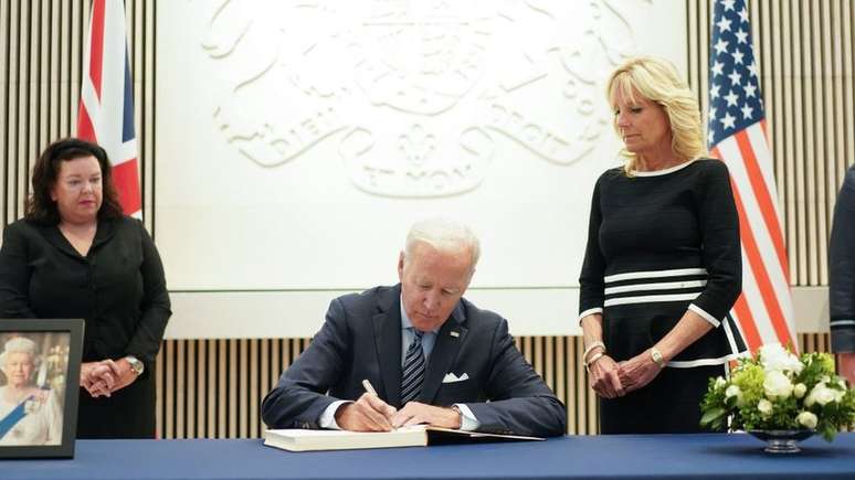 O presidente dos EUA, Biden, acmpanhado por sua esposa, Dr. Jill Biden, e a embaixadora do Reino Unido, Karen Pierce, assina o livro de condolências na Embaixada Britânica em Washington, DC