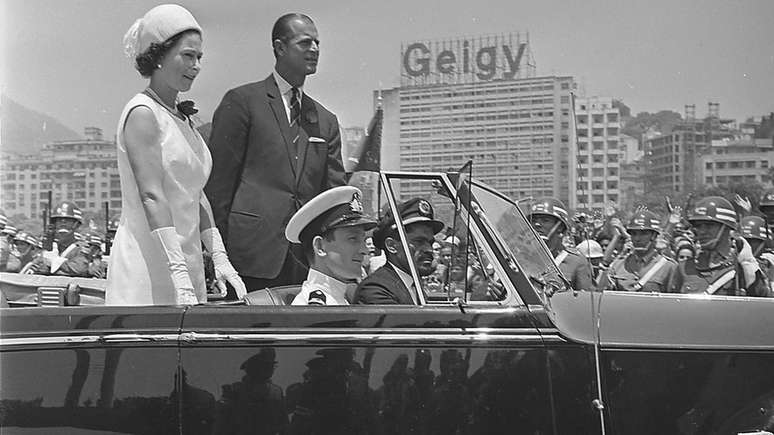 Durante a estada no pa&iacute;s, ela e o Pr&iacute;ncipe Philip, o Duque de Edimburgo, ganharam LPs de m&uacute;sica MPB, um berimbau e at&eacute; um casal de on&ccedil;as