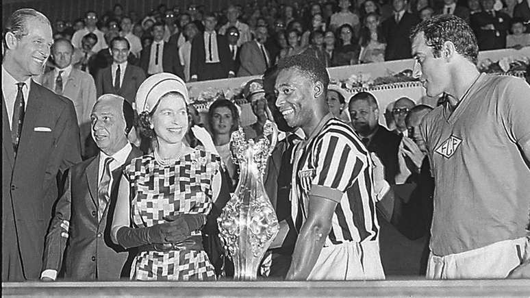 Rainha Elizabeth conheceu o jogador Pel&eacute; durante visita ao Brasil em 1968