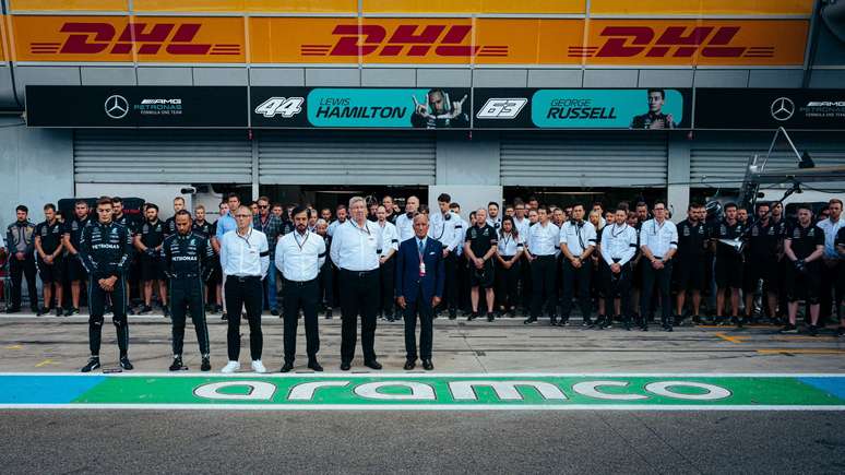 A Mercedes se junto às demais equipe em homenagem à rainha Elizabeth II 