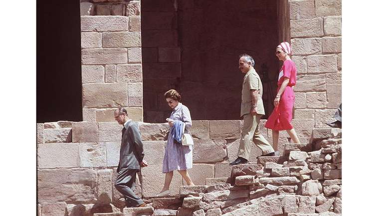 Príncipe Philip, seguido pela rainha e pelo rei da Jordânia Hussein e rainha Noor visitam o sítio arqueológico de Petra em 1984