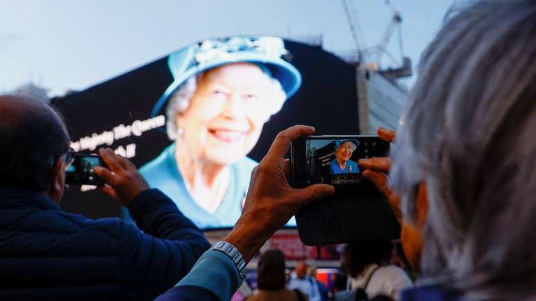 Imagem da rainha Elizabeth 2&ordf; exibida em tel&atilde;o de Piccadilly Circus