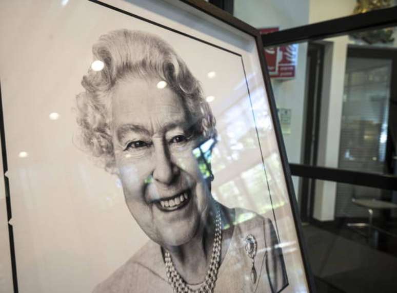 Um retrato da rainha Elizabeth II em Budapeste, na Hungria