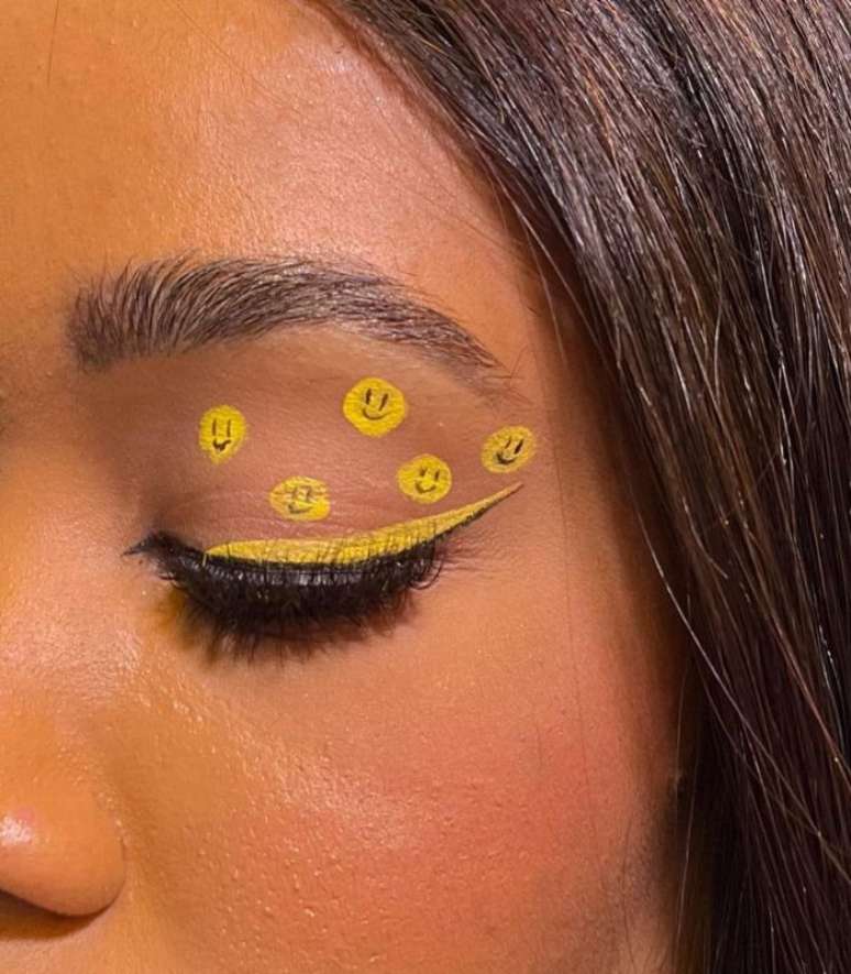 Ana Fl&aacute;via investiu nos desenhos nas p&aacute;lpebras 