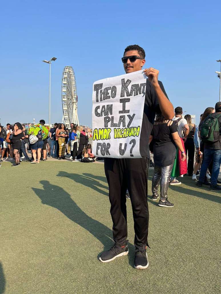 Theo Kant com o cartaz pedindo para cantar com Malone