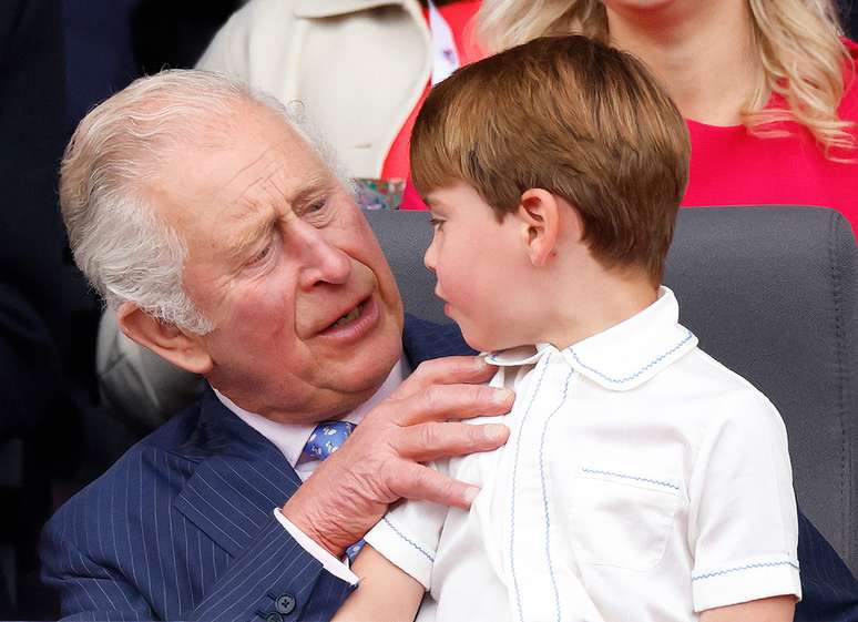 Charles com seu neto, o pr&iacute;ncipe Louis, durante o Jubileu de Platina em junho de 2022