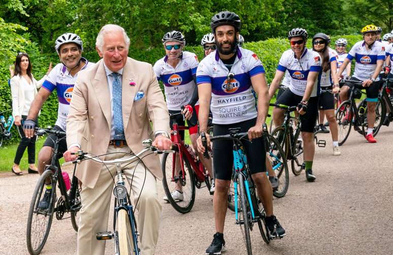 Em uma bicicleta com membros do British Asian Trust enquanto eles iniciam um passeio patrocinado na Highgrove House em Tetbury, Gloucestershire - junho de 2021