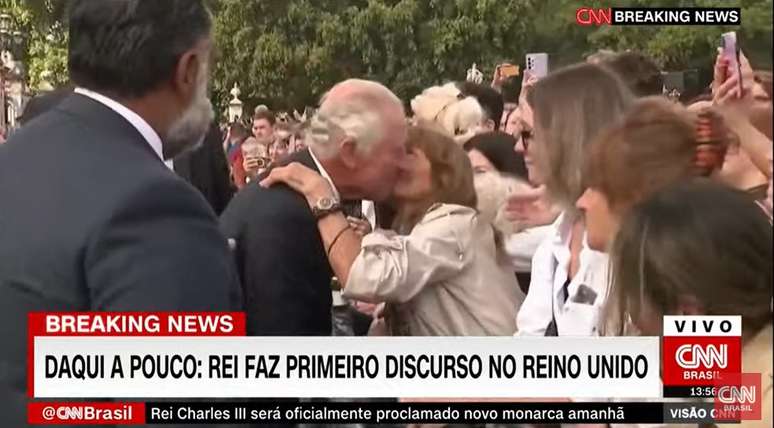 Charles III foi beijado por súdita na Inglaterra 