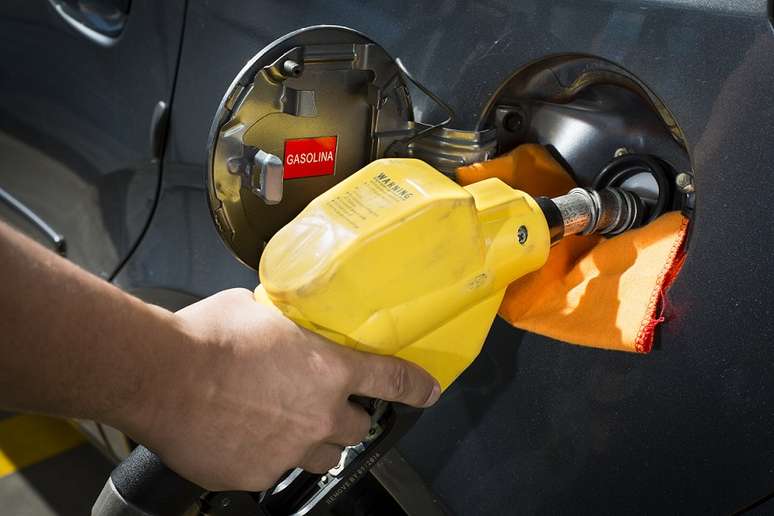 Projeto quer vetar combustíveis atrelados a preços internacionais.