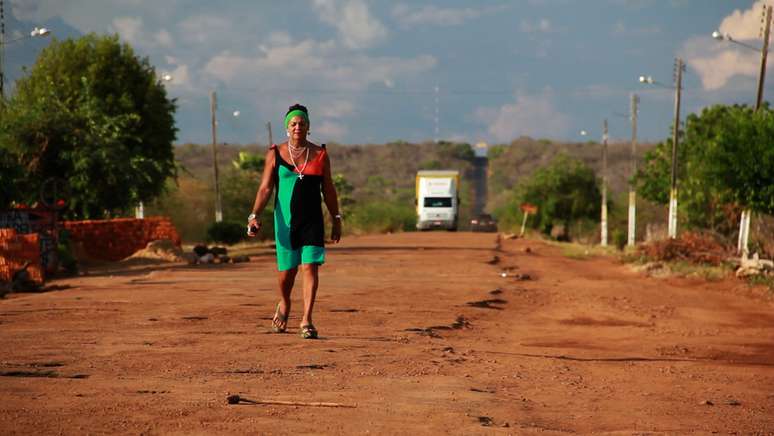 Kátia Tapety em cena de documentário sobre sua vida, em Colônia do Piauí