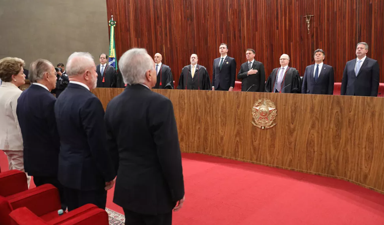 Os ex-presidentes Temer, Lula, Sarney e Dilma ficam lado a lado na primeira fila durante a posse de Moraes no TSE. Poucos metros diante deles, na mesa, sentou-se o presidente Jair Bolsonaro