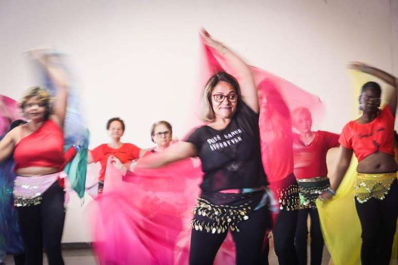 A cabeleireira Advalda Silva Santos (no centro) trocou o pole dance pela dan&ccedil;a do ventre depois do c&acirc;ncer no intestino