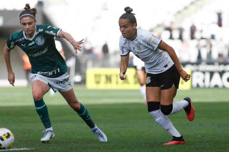 Disputa de bola no jogo de ida da semifina, que teve vitória corintiana (Foto: Rodrigo Gazzanel/Ag.Corinthians)