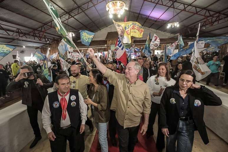 Bolsonarista tenta agredir Ciro Gomes em Porto Alegre