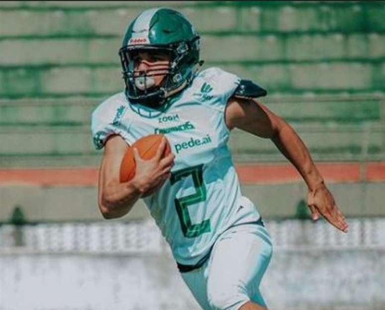 Foto (Ericsson Santos) - Cornell Brown marcou três touchdowns na vitória do Carrancas FA na tarde deste sábado