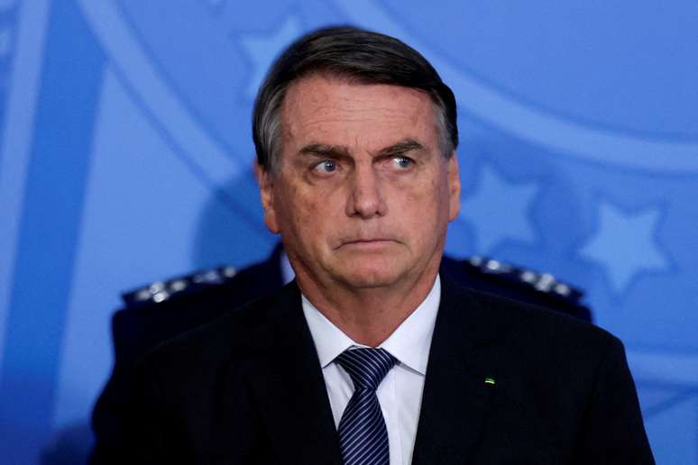 Bolsonaro admite que 'aloprou' e 'perdeu a linha' ao dizer que não era 'coveiro'