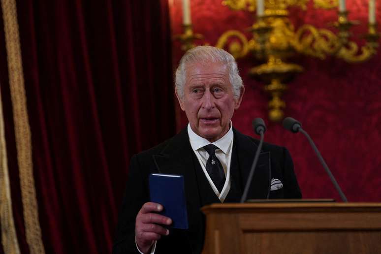 Charles III é proclamado rei do Reino Unido, após a morte de sua mãe, a rainha Elizabeth II