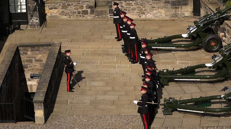 Soldados participaram de uma salva de tiros para o rei Charles 3º