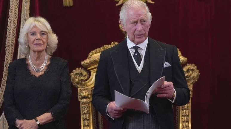 Rei Charles 3º e Camilla, rainha consorte, durante o histórico Conselho de Ascensão, neste sábado.