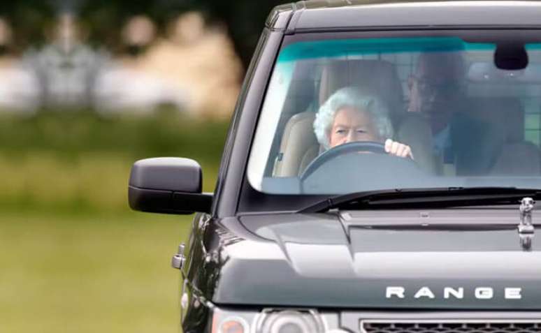 A Rainha com seu carro favorito: ela fazia questão de dirigir