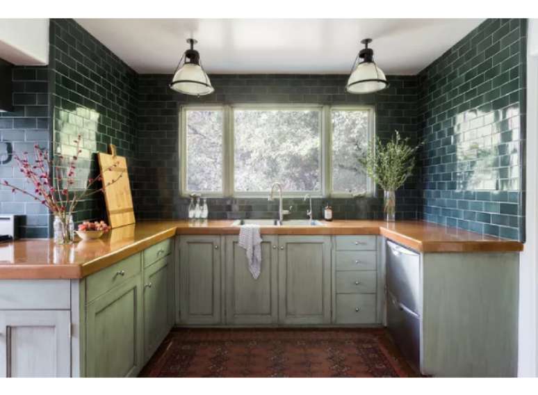 Esqueça os armários superiores – em vez disso, utilize prateleiras abertas, isso garantirá uma maior sensação de amplitude