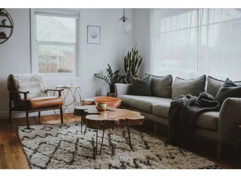 Eleve a sua mobília e opte por peças com pés, que garantirão uma sensação de leveza e de amplitude