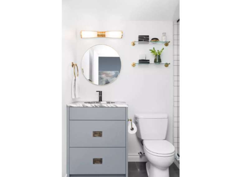 Especialmente no banheiro, aproveite cada armazenamento possível