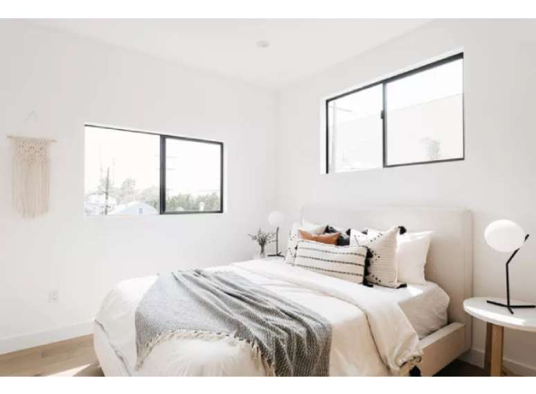 Deixe a luz natural entrar e evite posicionar algo em frente às janelas