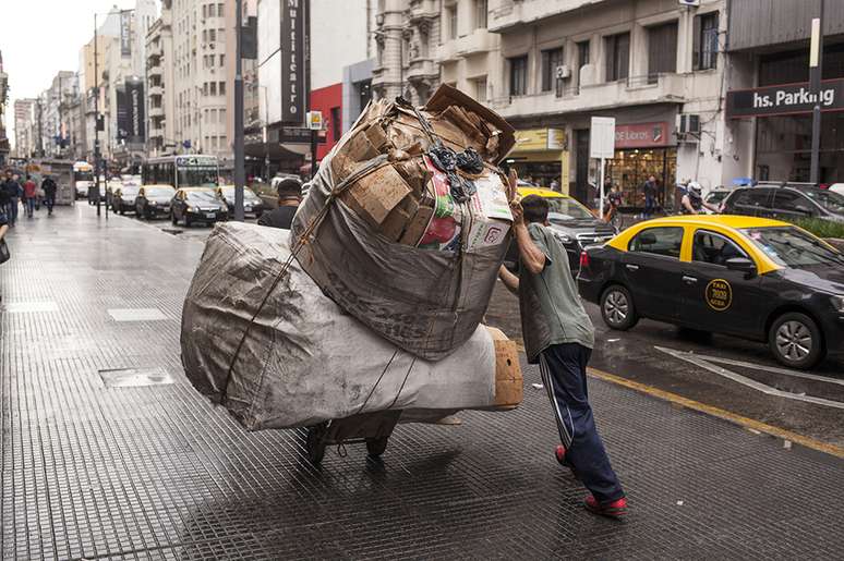 Um catador de material recicl&aacute;vel, ou "cartonero", em Buenos Aires
