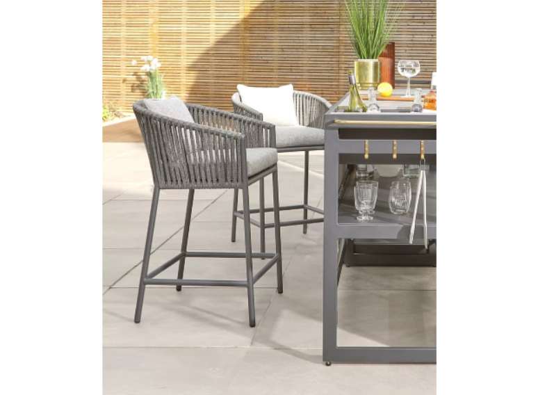 Use uma mesa de preparo de drinks completa para evitar idas e voltas &agrave; casa