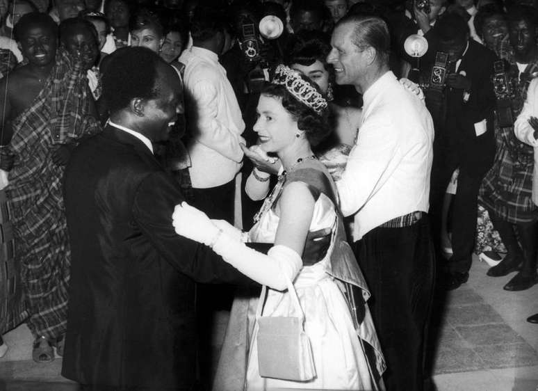 A rainha Elizabeth dançando com o presidente de Gana, Kwame Nkrumah, em 1961 - a foto chocou alguns na África do Sul sob o apartheid