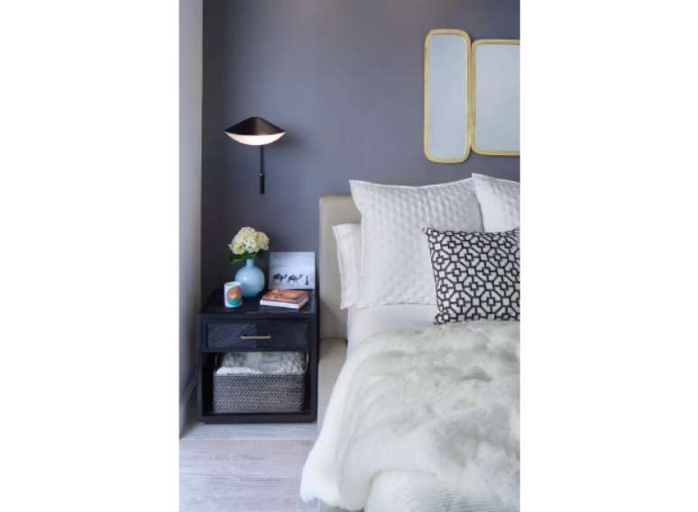 Aposte em uma pintura nova. Enquanto os brancos geralmente são tidos como opção para dar amplitude, em ambientes sem luz eles podem ficar sem vida. Os meio tons, como o cinza, costumam garantir profundidade ao espaço